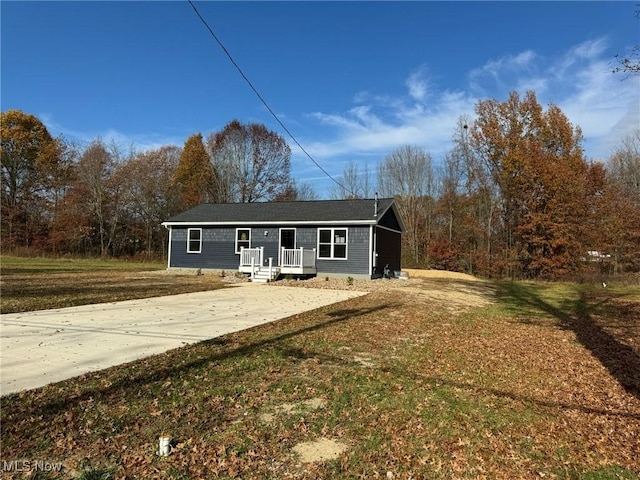 view of front of property featuring a front yard