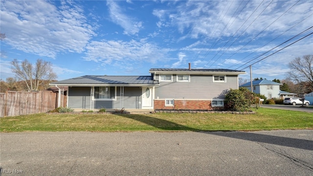 view of front of house featuring a front yard