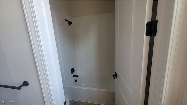 bathroom featuring tiled shower / bath