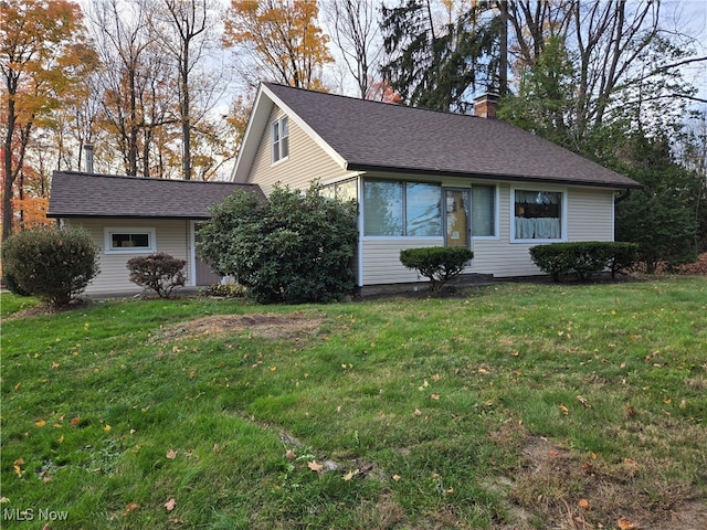 view of front of property featuring a front lawn