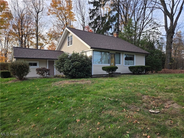 view of front of house featuring a garage and a front yard