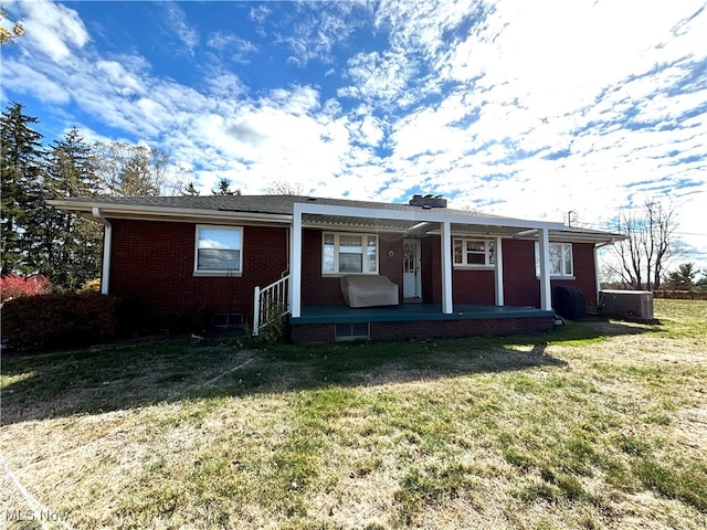 view of front of property featuring cooling unit and a front yard