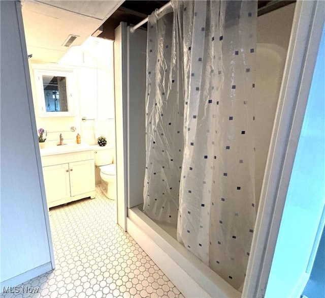 bathroom featuring vanity, toilet, and a shower with curtain