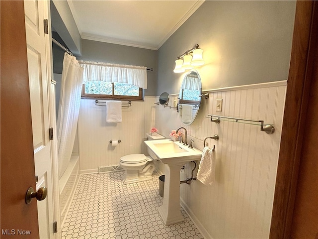 full bathroom with toilet, shower / bath combo with shower curtain, sink, and ornamental molding