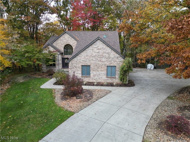 view of front of house featuring a front lawn