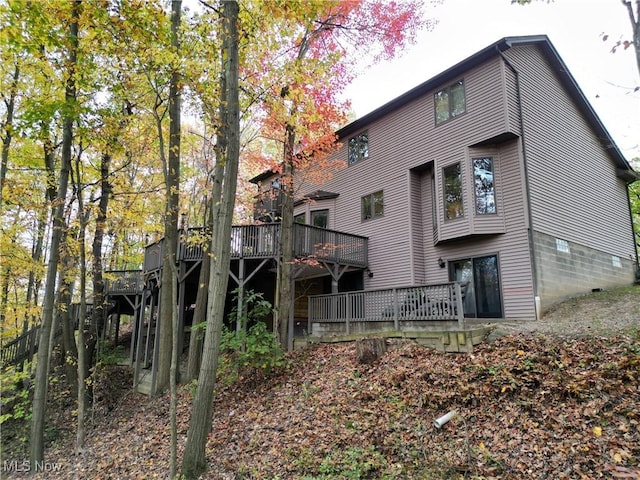 370 Wilcox Rd, Austintown, OH 44515 - back of property featuring a wooden deck and crawl space