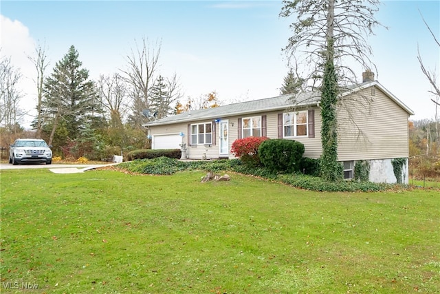 ranch-style home featuring a front lawn