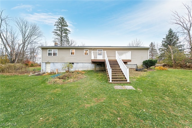 view of front of house featuring a wooden deck and a front yard