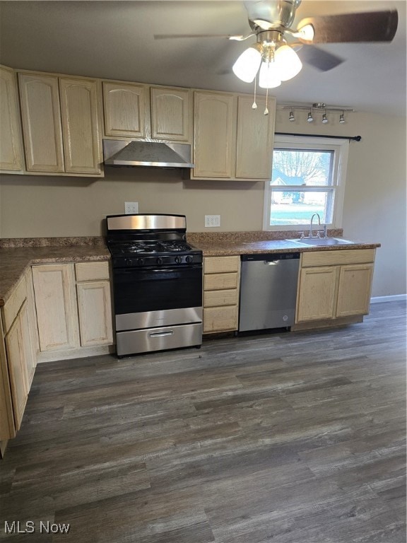 kitchen featuring ceiling fan, sink, dark wood-type flooring, stainless steel appliances, and light brown cabinetry