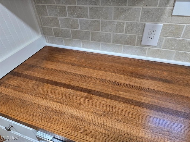 details with hardwood / wood-style flooring