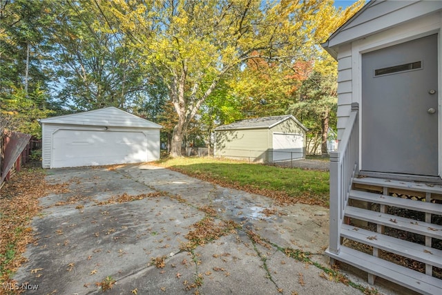 view of yard featuring an outbuilding and a garage