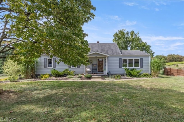 view of front of property featuring a front lawn