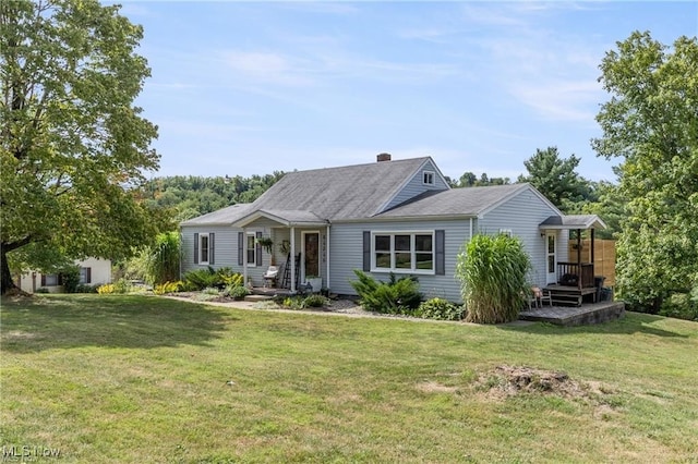 view of front of home with a front lawn