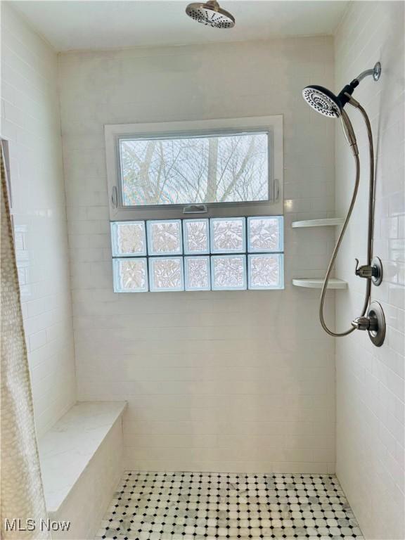 bathroom featuring a shower with shower curtain