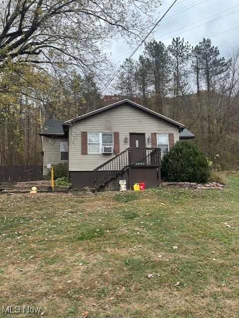 view of front facade featuring a front yard