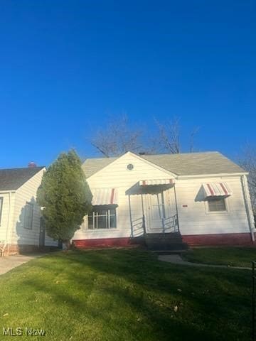 view of front of house featuring a front lawn