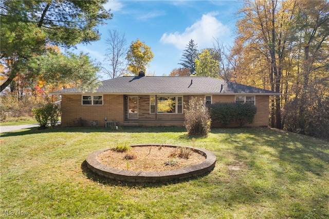 view of front of house featuring a front lawn