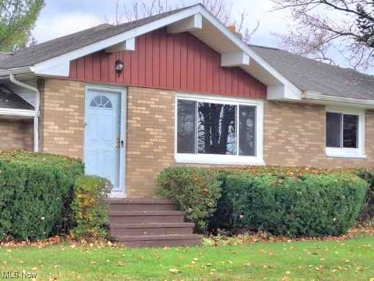 exterior space featuring a front yard