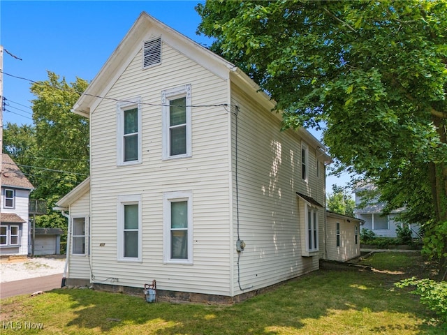 view of front of home with a front lawn