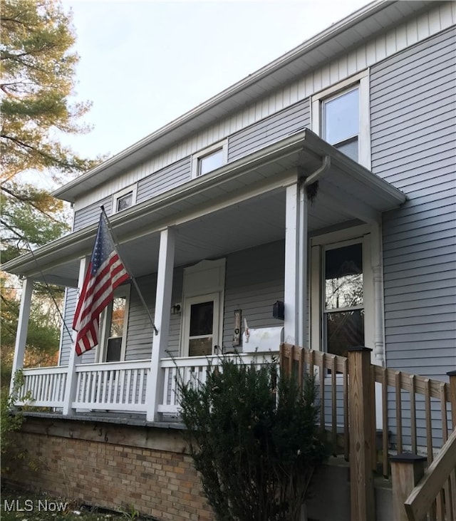 view of front of property featuring a porch