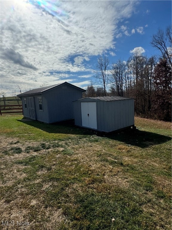 view of yard featuring a storage unit