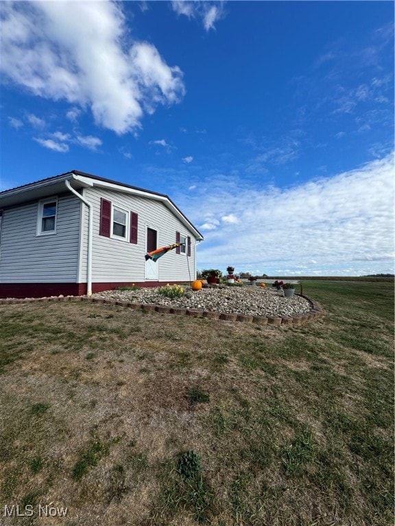 view of side of property featuring a lawn