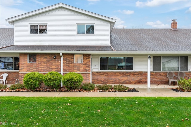 view of front of property with a front yard