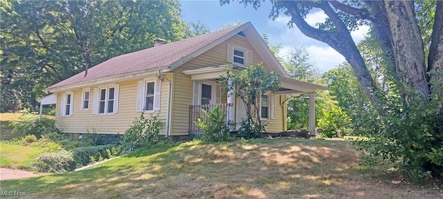 view of front facade featuring covered porch and a front yard