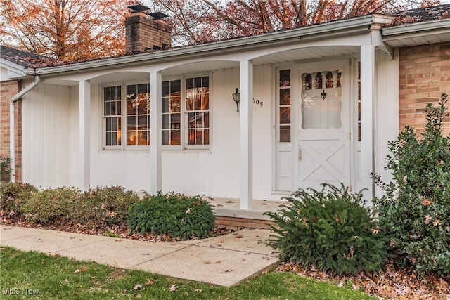 property entrance featuring covered porch