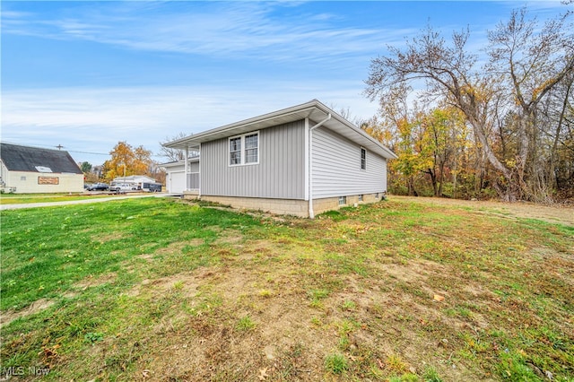 view of side of property featuring a yard