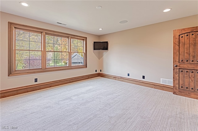 unfurnished room featuring carpet