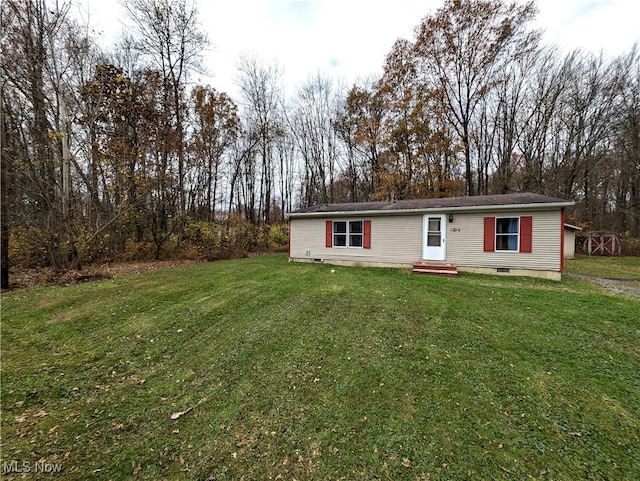 manufactured / mobile home with a front lawn