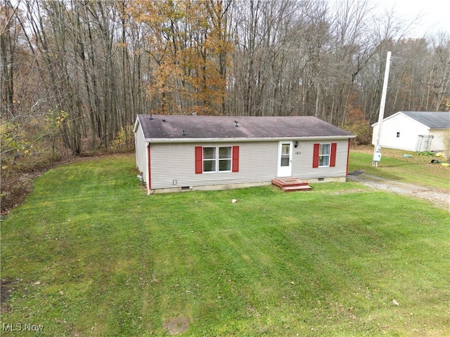 view of front of home featuring a front yard