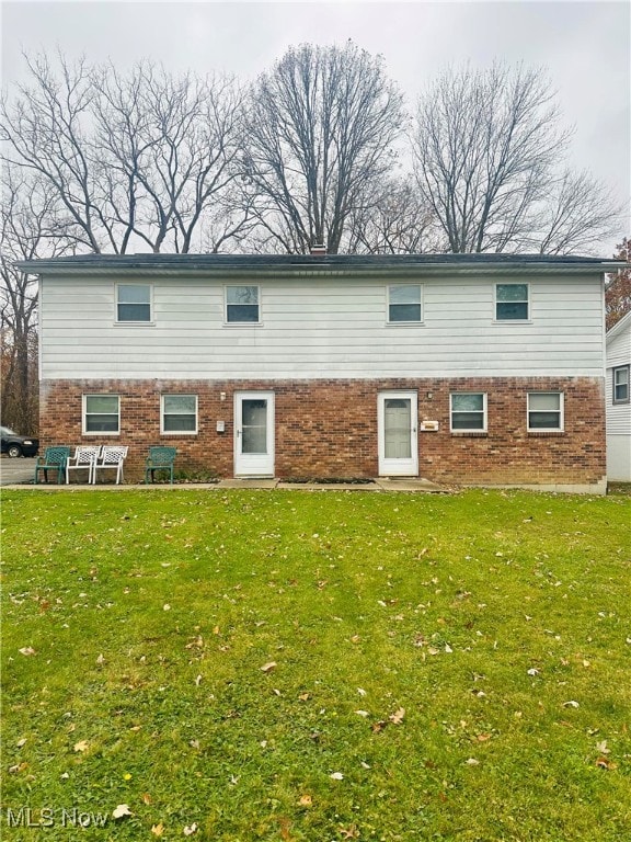 view of front of house featuring a front yard