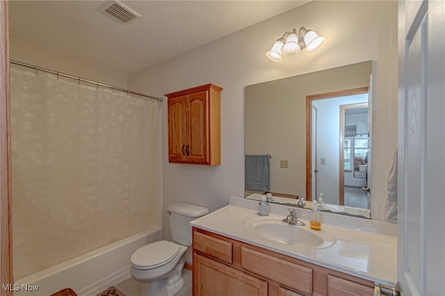 full bathroom featuring shower / tub combo with curtain, vanity, toilet, and a textured ceiling