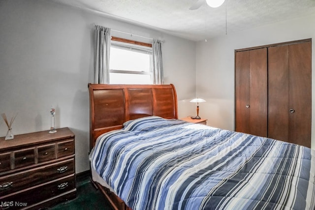 bedroom with ceiling fan, a textured ceiling, and a closet