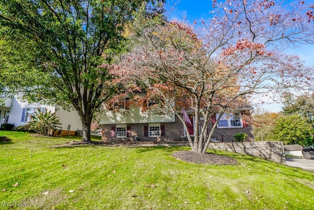 view of front facade featuring a front yard