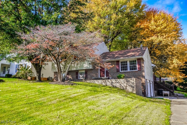 tri-level home featuring a front lawn