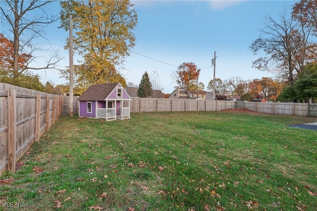 view of yard featuring an outbuilding