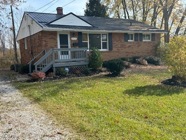 single story home with a front yard