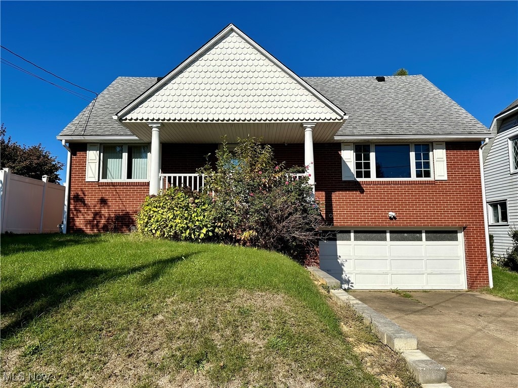 view of front facade with a garage and a front yard