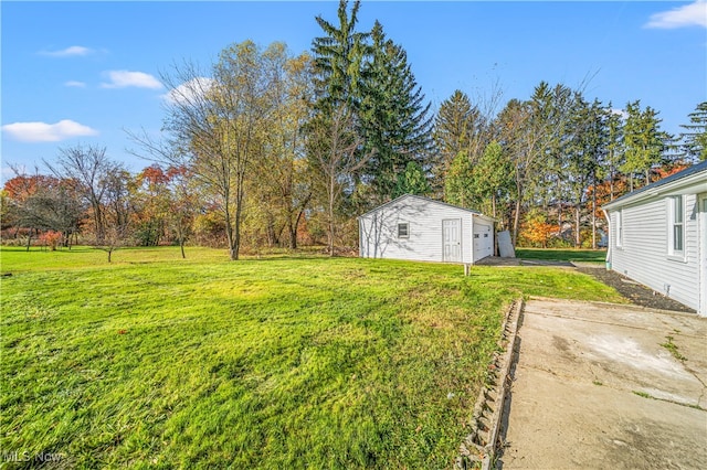 view of yard featuring an outdoor structure