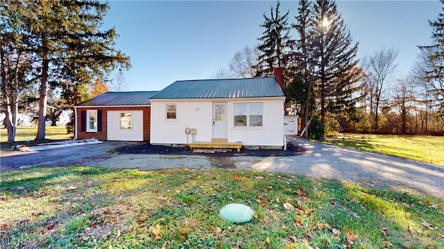 view of front of house with a front lawn