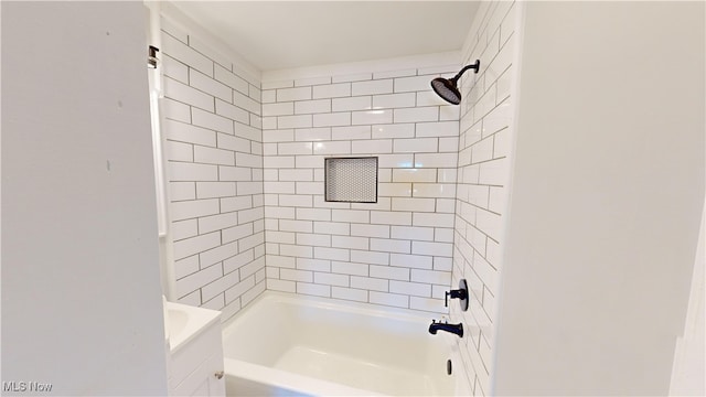 bathroom with tiled shower / bath