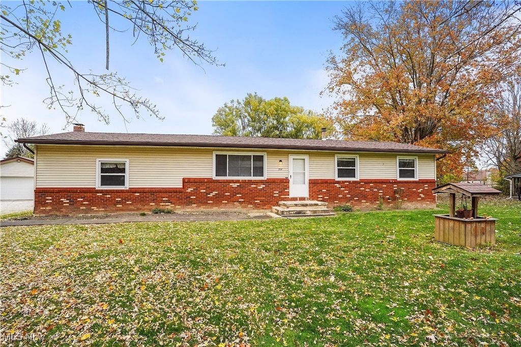 ranch-style house featuring a front yard