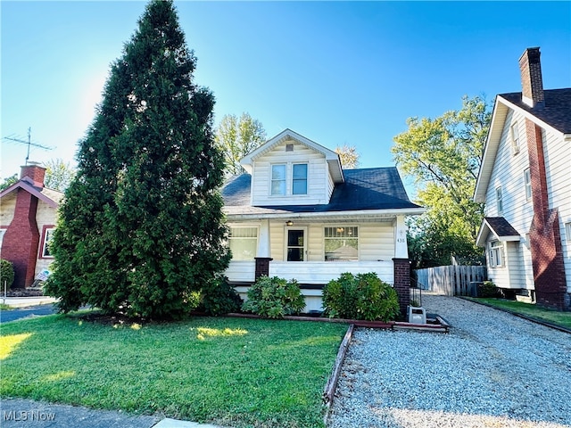 view of front of property featuring a front lawn