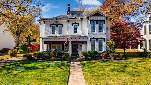 view of front of property featuring a front yard