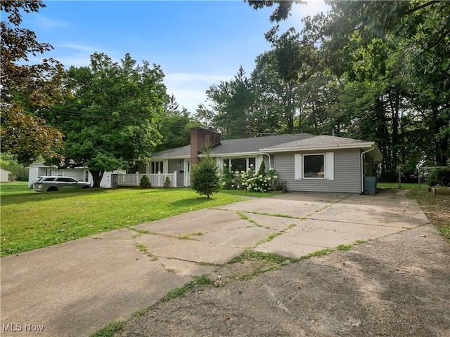 single story home with a front lawn