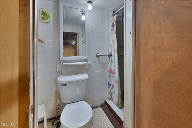 bathroom with curtained shower and toilet