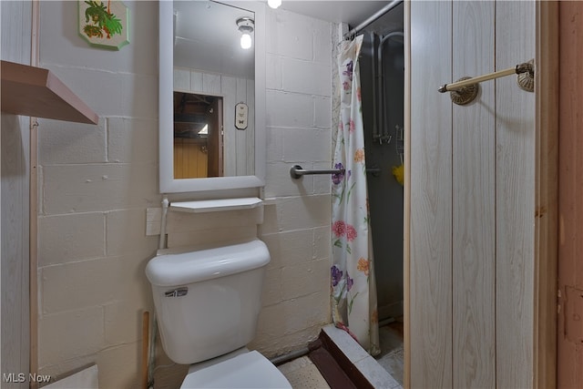 bathroom featuring curtained shower and toilet